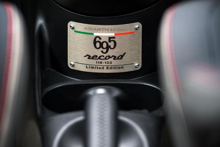 Логотип Abarth 695 Biposto Record (312) 2015 года  (UK) (фото 6 из 31)